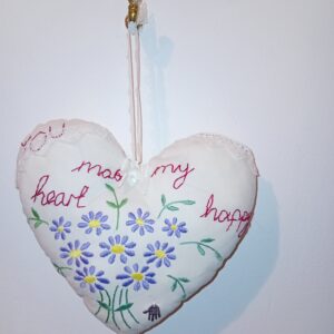 You make my heart happy - a hanging heart with a whimsical 'love note'